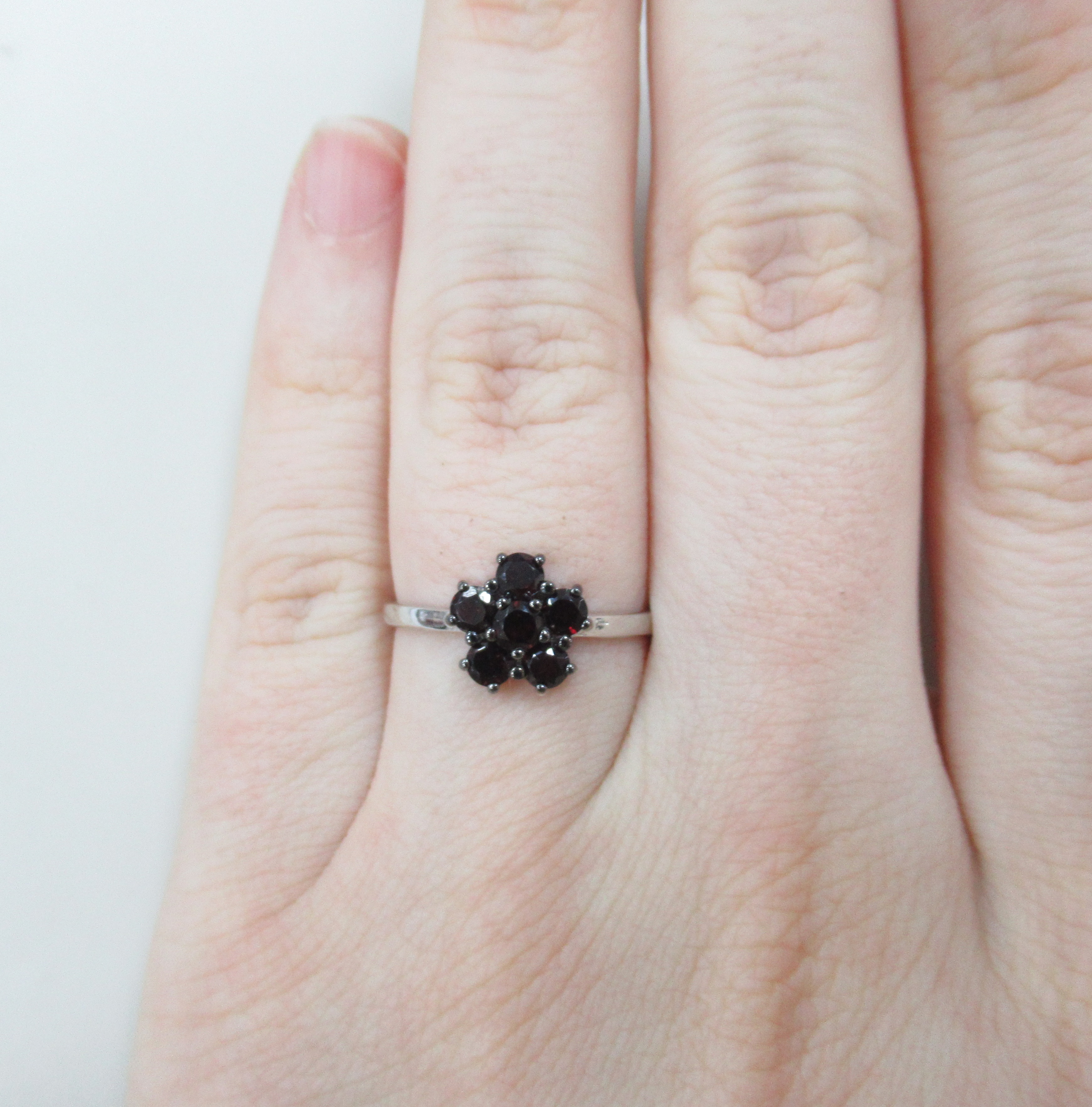 Серебряное кольцо с чешскими гранатами "Цветок"